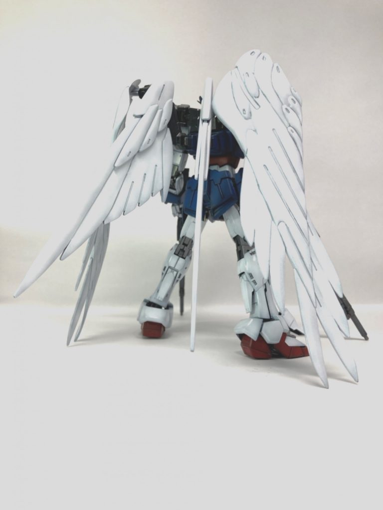羽の接続はウイングゼロのものを使用。足など、フリーダムのディティールをそのまま残してある箇所も多数あります。
