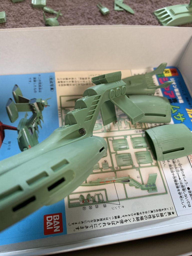 胴体の窪んだよくわからないところにもバーニアを追加。多分ここはメガ粒子砲だと思うんだけど、バーニアでも砲門っぽく見えるかなと思い追加。実は改造パーツを使うのは初めて。パーツを選んでいる時とても楽しかったな。