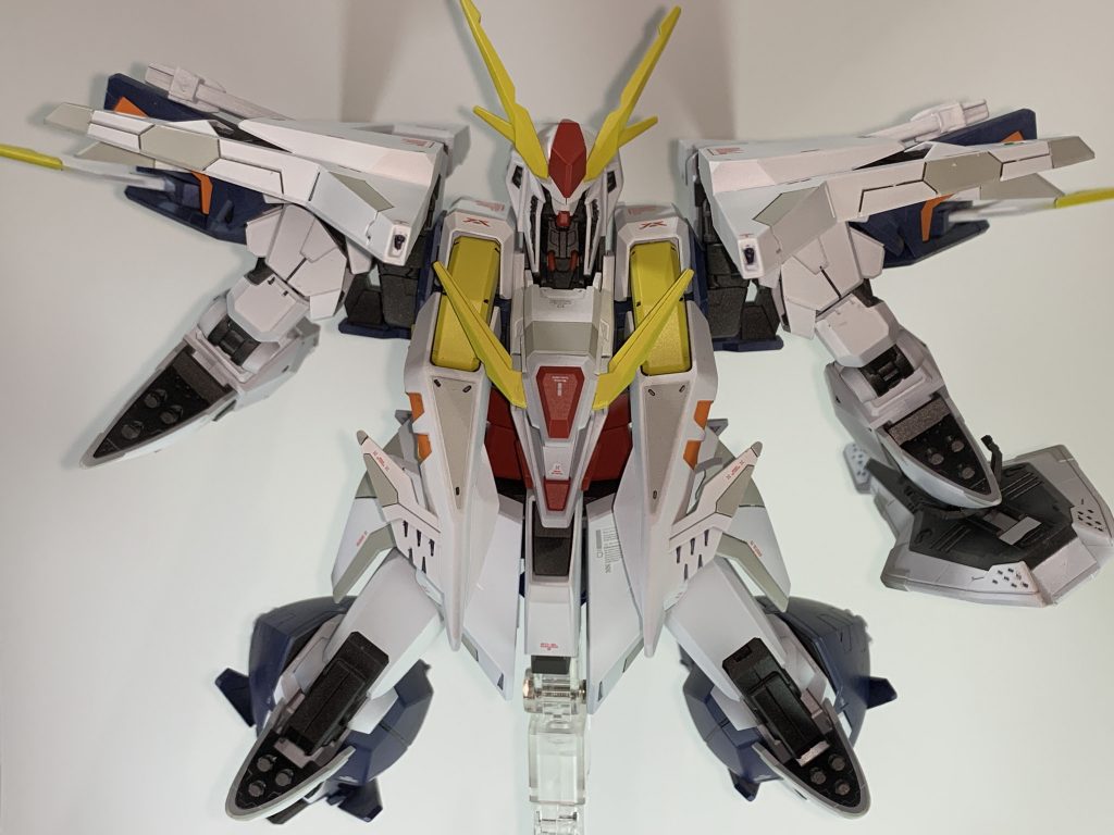 ミサイル一斉発射見にくいですが、首元のケーブルは赤で塗装しています