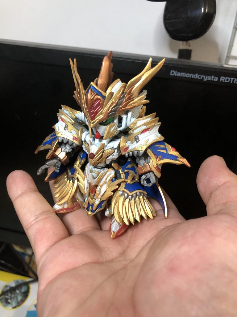 ウェザリングカラーのシェイドブルーとグレーを混ぜたものを塗り、メラミンスポンジで拭き取ります。風味を台座と合わせるためです。