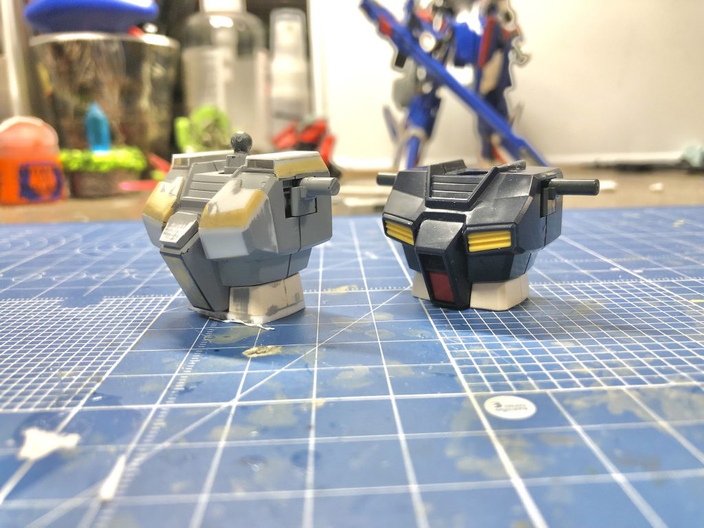 胴体です。胸ダクト周りのディテール、肩のダクトは全てパテとプラ板で再現しています。