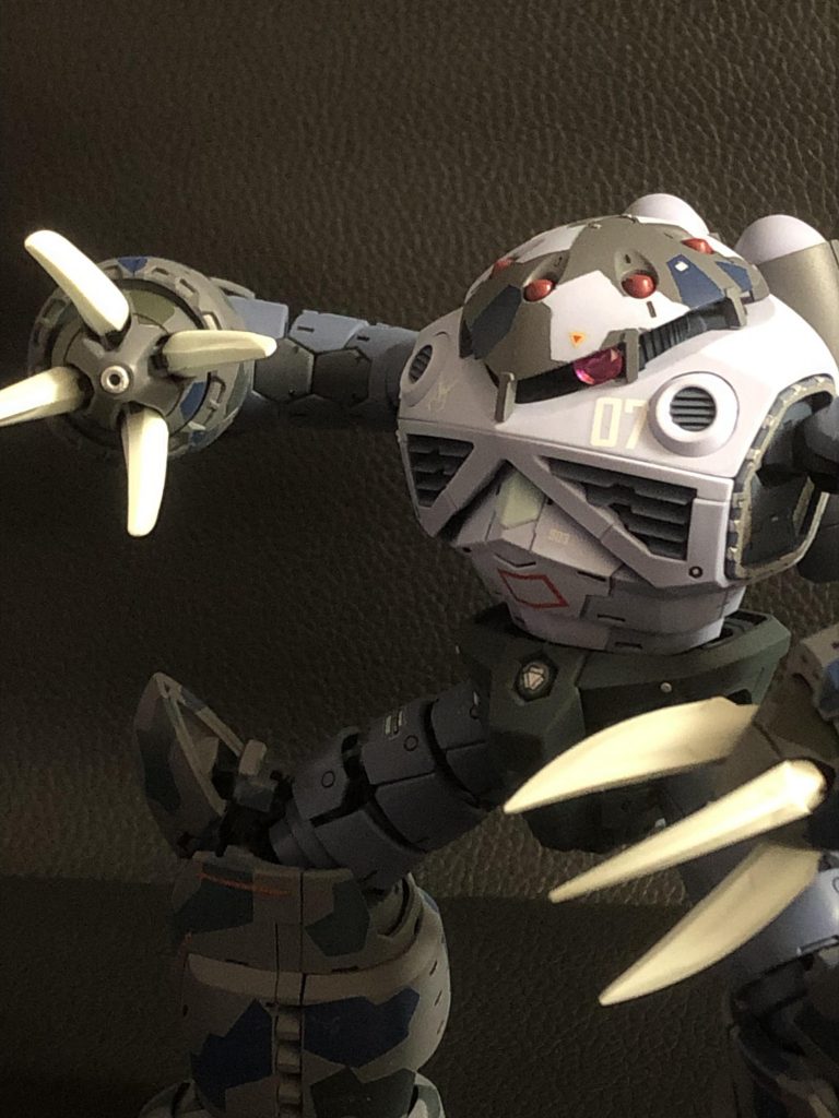 モノアイはダイソーのカラーストーン貼りました