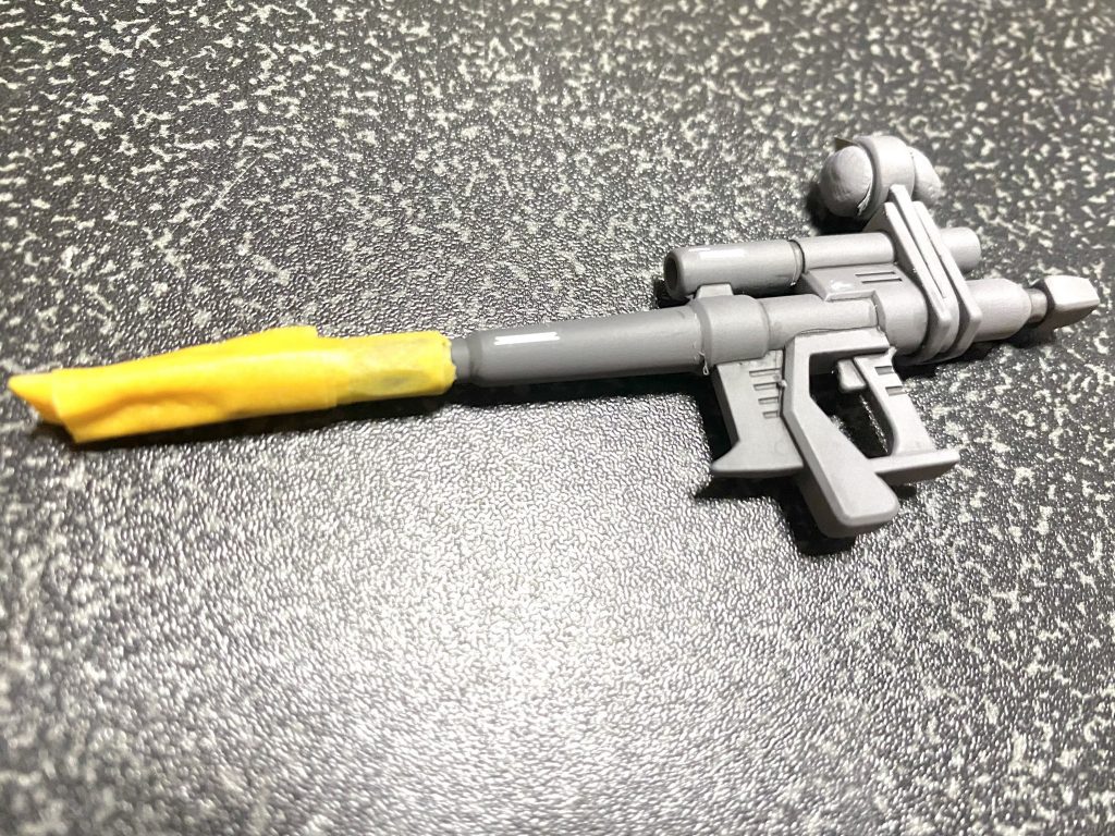 メタリック箇所があるのでつや消しを吹くときはその個所をマスキングしています。