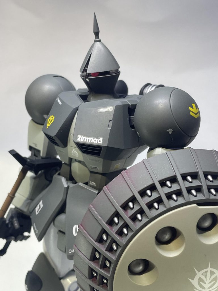 付属しているサーベルは発光機能ついていたんですがうまく接続できませんでした。なので代わりにゲルググのライフルを装備。所謂GCBスタイル(笑)