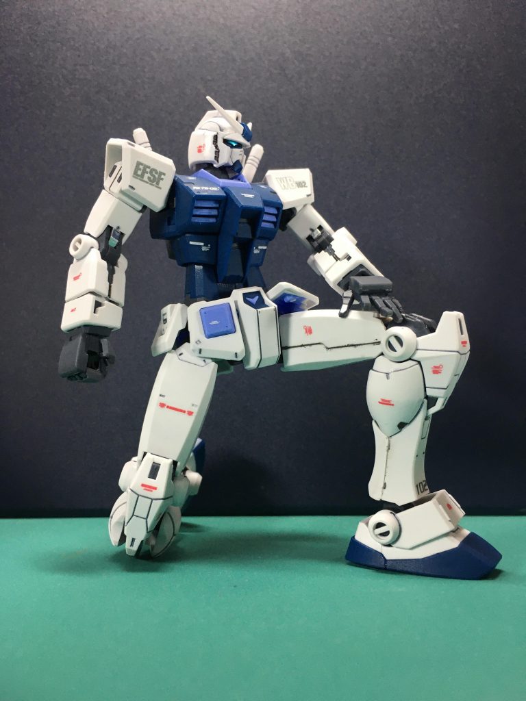 塗装はいつも通りガンダムマーカーです。ライフルの合わせ目消しで使った以外流し込みスミ入れペンしか使ってないです。今思えばティターンズブルーで塗り分け増やしても良かったかも。 グレー=ガンダムマーカー ガンダムメカグレー 塗装とスミ入れ後はガンダムデカールのORIGIN汎用④からORIGIN版ガンダム用のデカールを中心に使いました。左肩の「WB102」を貼ってみたかったので。