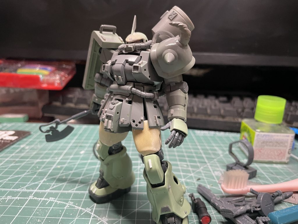 太ももだけポリパテで太らせてます。