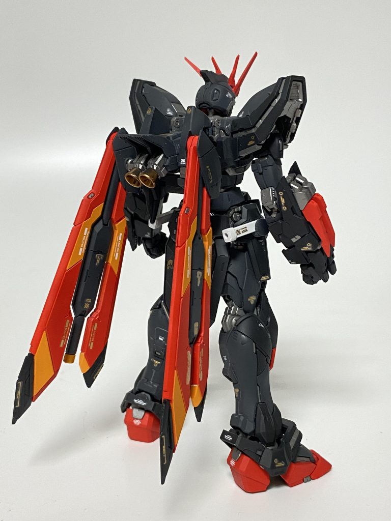 前後から RGのパーツ分割を活かしてマスターガンダムカラーを落とし込みました。プロポーションはキットのままですが、非常に力強く緻密なディテールの入った素晴らしいキットでした。