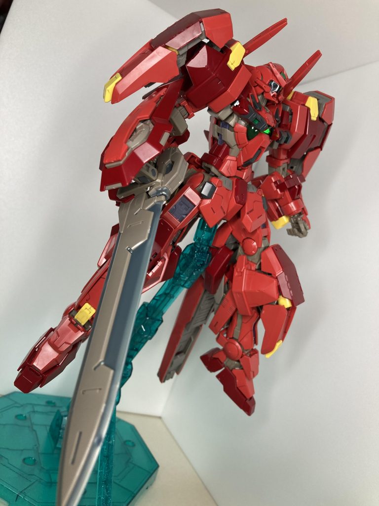 カッコいいだけでなく、見る人によっては恐怖も感じる機体、まさにフォン・スパークそのものを体現させたかのようなMSに思えるのは自分だけかな?