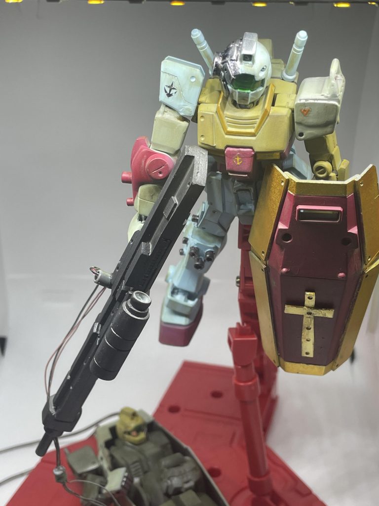 ベースはRGM79初期型ではあるが、右腕はザクⅡ型、肩アーマは陸戦型Gと数種類のジャンク品をツギハギのように重ねた為、運動スペックなどは定かではない。パイロットは元連邦の軍人と言われているが、名前も階級も不明で抑、この機体が正規の物であるかも怪しい。