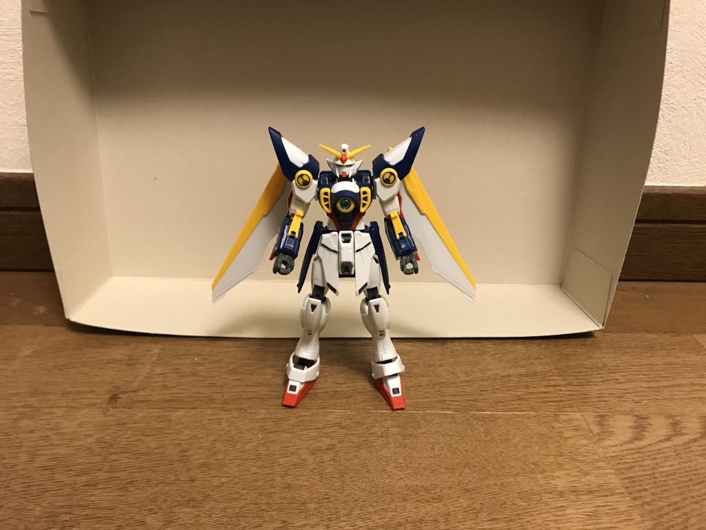 機体名:ウイングガンダム全高:16.3m重量:7.1tバックパックに接続された一対のウイングユニット、白青赤のスタンダードなトリコロールに黄色をアクセントで配色したカラーリングが特徴。