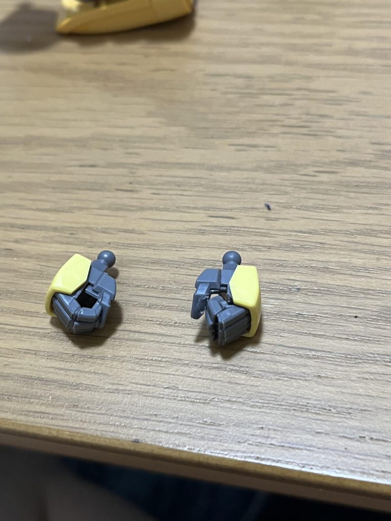 左手だけ一度バラバラにしてそれっぽく握り手にしました。よく見ると指の形になっていません笑