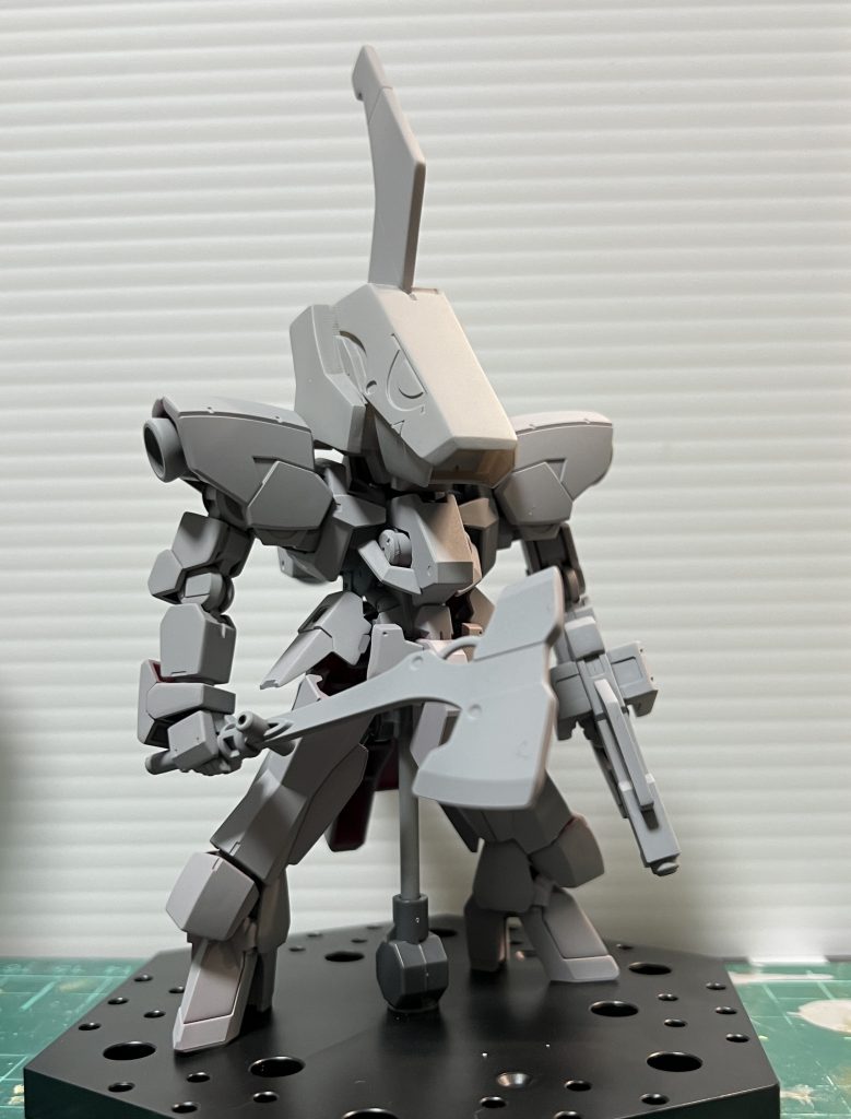 サフチェックです、といっても今回の改造は太腿を取っ払ったのみで股関節にボールデンのボールジョイント中を仕込んだだけです。なので修正するところは頭部のみでした、なのでほぼ本サフになります。