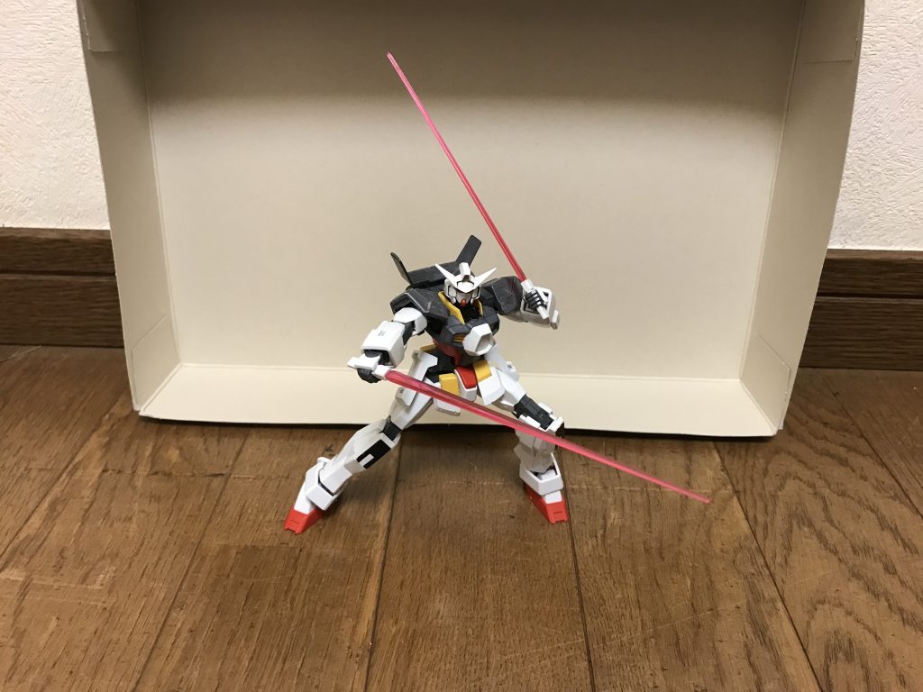 武装1号機と同様に、ビームサーベル以外に武装を全く装備していないが、大振りのパンチを主体とする格闘戦を得意としており、ヒット&アウェイに重視した戦法を生かせば、欠点をカバーできる。ビームサーベル両腰部に1基ずつマウントされたAGE-1と同系統のビームサーベル。ビームダガーとしても使用可能。必殺技ホッパージャンプジャンピングアンカーによって高く飛躍する大ジャンプ。ホッパーパンチ右腕に高エネルギーを収束させたパンチ。通常のパンチだけでなく、ジャンプした勢いを利用してからホッパーパンチを放つパターンもある。