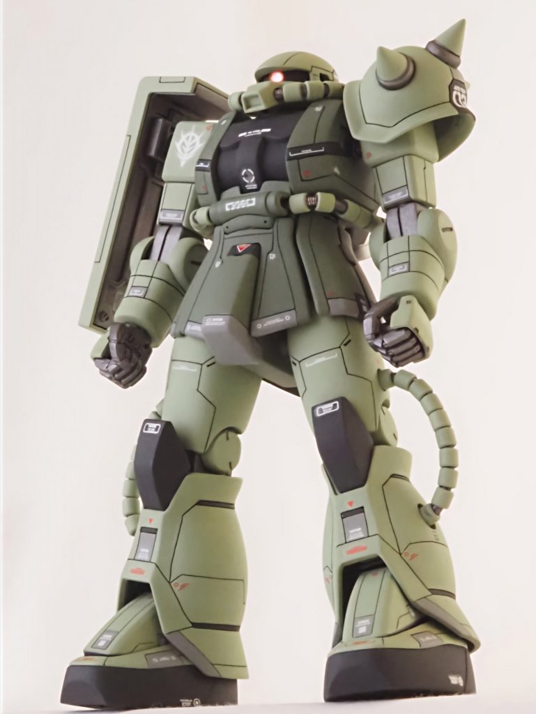 今回なるべく丁寧な工作を心掛けましたけど、それでもやっぱりミスってるとこありますがご容赦下さい。スタイルに関しては太ももで2mm延長、足の甲部分分割、肩位置を2mm上に、胴体部分の方を1.5mmほど上に延長してなで肩から平になるように、すね部分表面0.5mmプラバンを貼ってボリュームUP、頭部モノアイスリットを細くなるように、あと頭部をなるべく平になるよう削り込みました。ランドセルはFGザクのものを。全身にスジボリ追加と動力パイプはスプリングにモビルパイプ使ってます。それから肩アーマーのスパイクを一度切断して間にパーツを挟んでます。あと、スパイクアーマーの取り付け位置と取り付け方法を変更してるのと盾の取り付け位置を少し上にしてます。