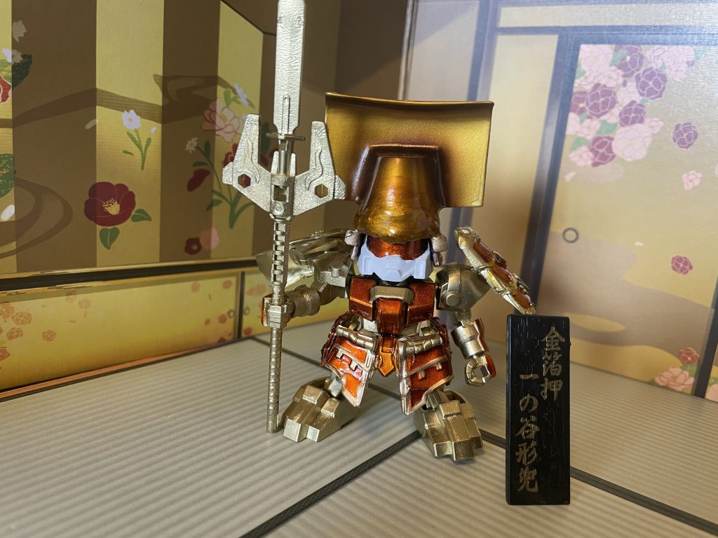 金箔押一ノ谷形。兜に合わせて全体も金箔押しwこんな派手な武将もいてもいいかも。