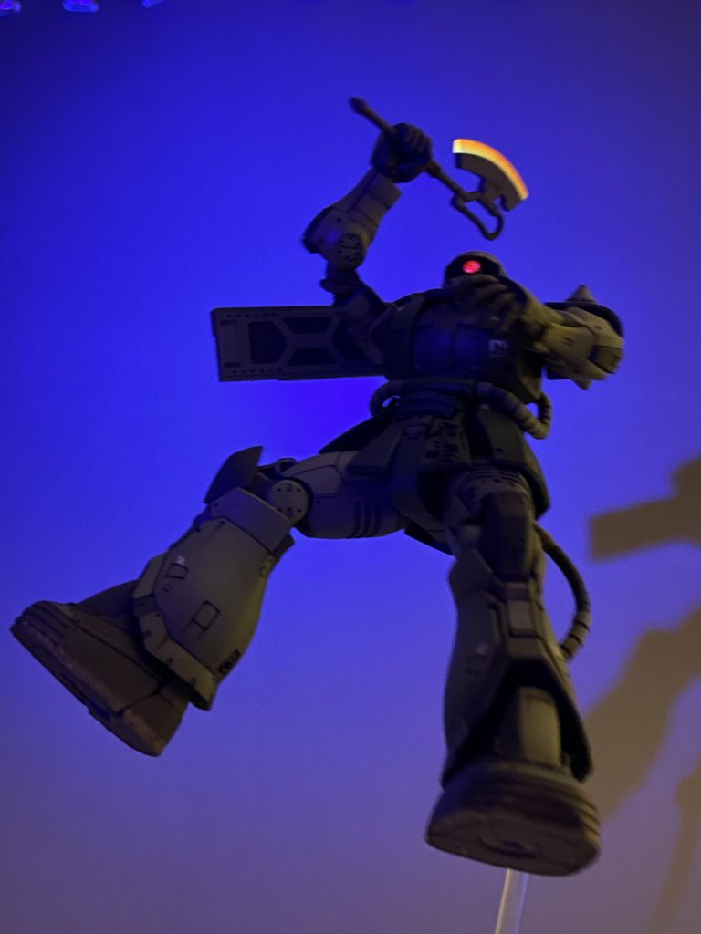 ヒートホークを振りかぶって、上から飛び掛かって来るシーンは、さすがに怖いです。