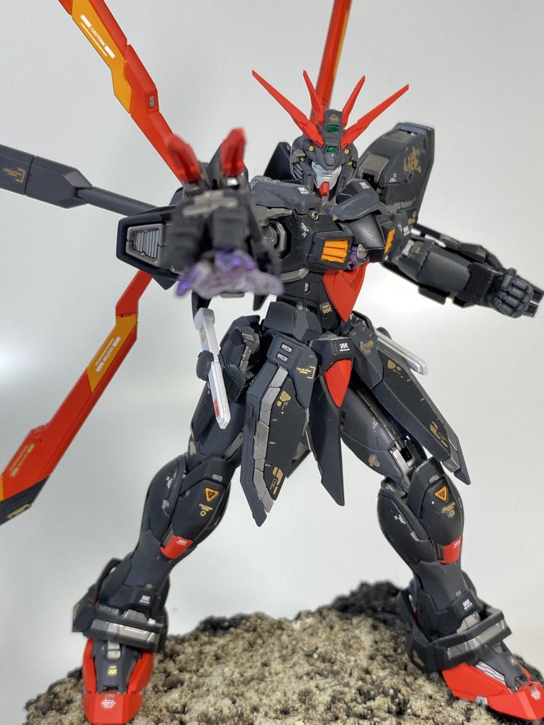 必殺技発動!!「紫炎!!極熱マスターフィンガー!」 これまた厨二病ネーミングで。ちなみにGガン世界の設定で考えてましたが、ビルドファイターズトライでカミキ・セカイの師匠としてドモンが出て来てるので、ガンプラバトル用設定でも行ける事が判明!一粒で二度美味しい作品に。