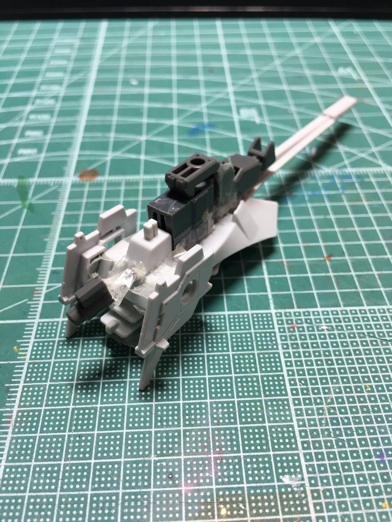 製作のきっかけはハイゼンスレイの余剰になるプリムローズ用のウインチキャノン本体を活用したいという思いからでした。銃口はジム・クゥエル製作時にジム・ライフルをロングバレル化させたことで余った先端パーツ、HGBC Ez-ARMSで余る銃口パーツ(Ez-SRイントルーダー用のもの)の組み合わせです。 またメガ粒子砲装備とするのでジェネレーターも必要かと思い、ハイゼンスレイ・ラーⅡで余るフルドドⅡのジョイントなどを組み合わせています。ただ、このままだとなんだか物足りなかったのでチョバムアーマーをぶんどられていたFGプリムローズのバインダーを加工して左右に装着し拡張性を強化しました。