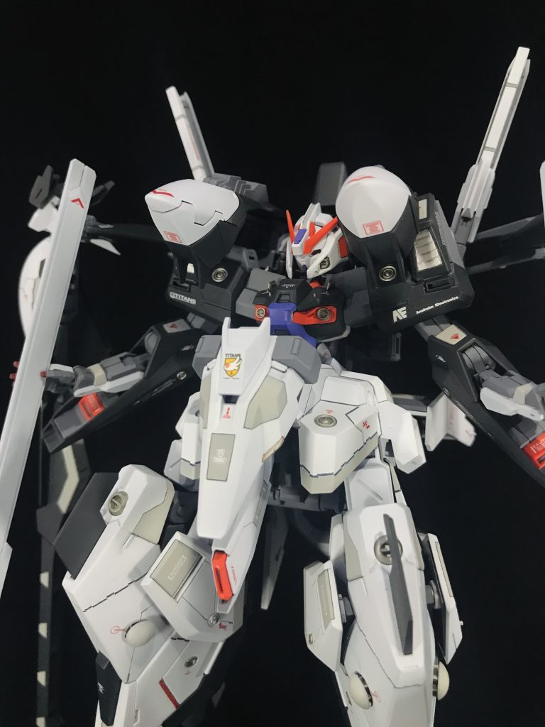胸部部分のディティールアップが特に難しく、表面処理をしっかりやりメリハリを出して、ブレードアンテナをプラ板で工作しています。また、肩部はシンプルな構造だったので、フィンダクトを彫り込んで作っています。