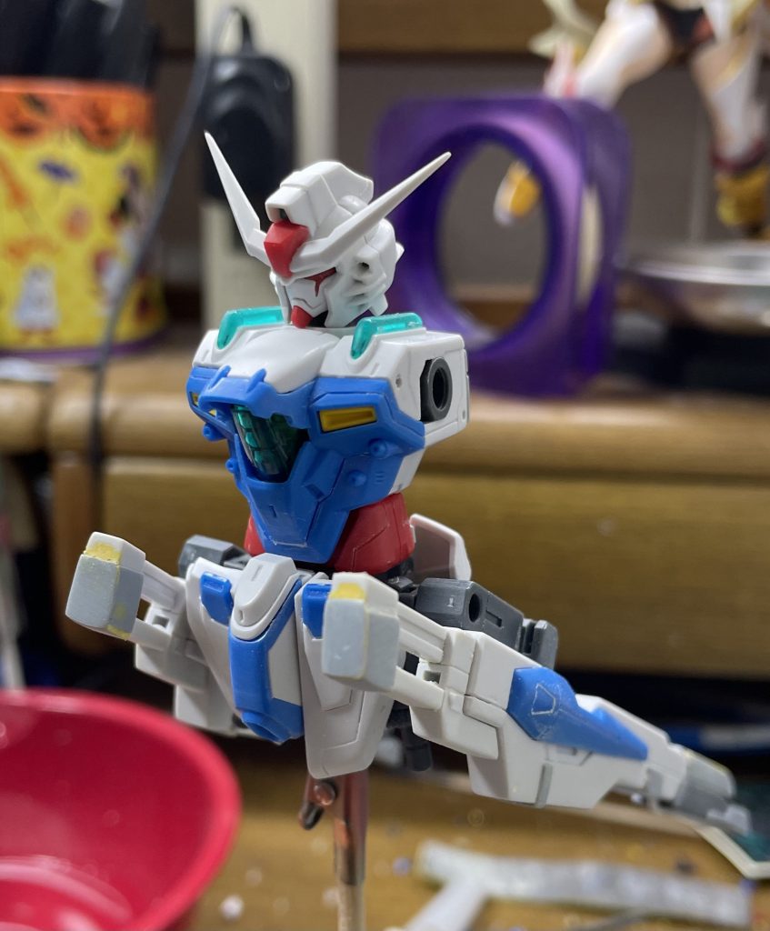 ダブルサテライトキャノンは初期は背中にありそれもカッコよかったのですが大型ビームソードもあるので腰から出したらカッコいいと感じ腰に携帯させました。