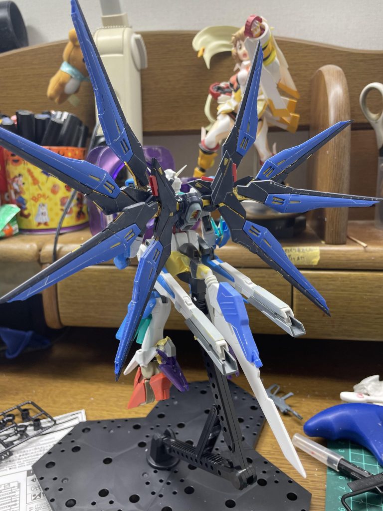 最後にストライクフリーダムのドラグーンを接続し形は完成しました！