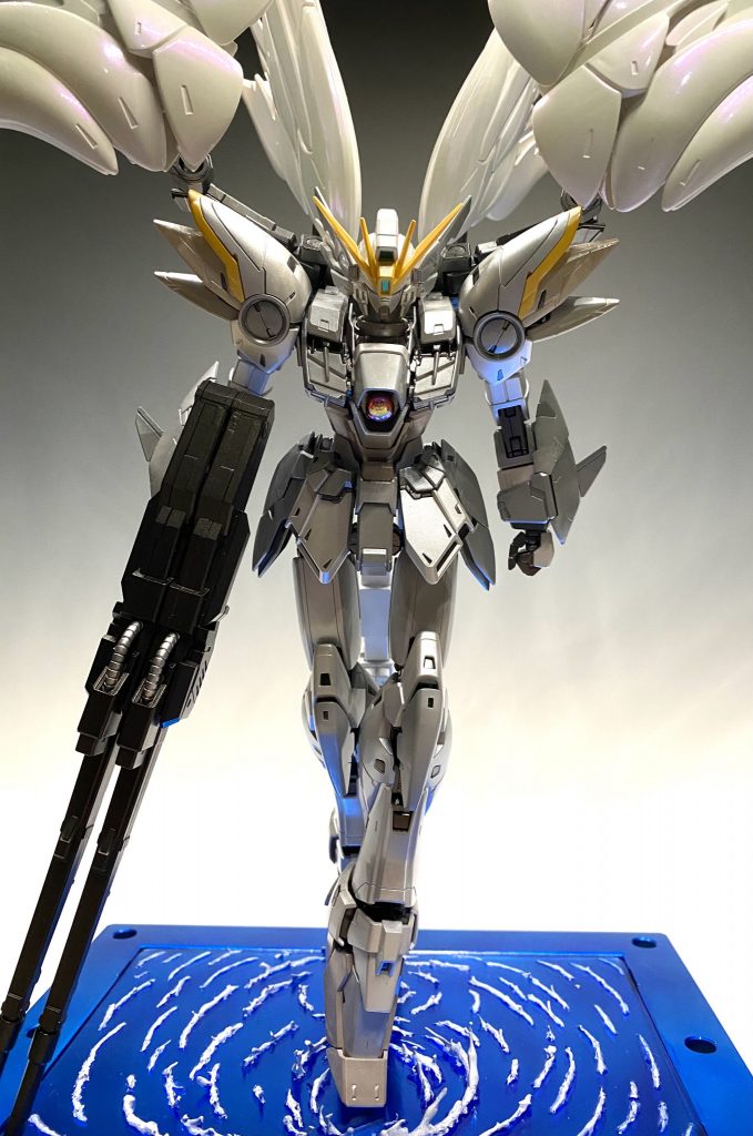 クリスタルカラーをトップコートにしたので、全体的に白ぽくなっておりますが、実は全身類似色を下地に、そしてハイライトになるようグラデーション塗装してます😚