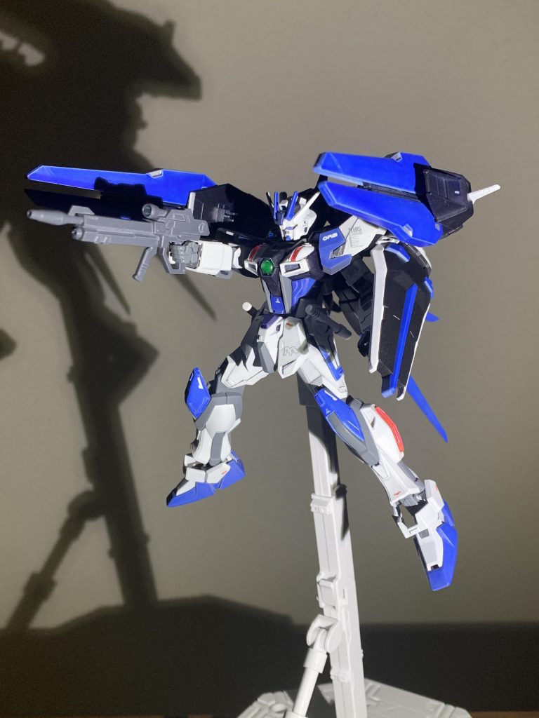 ドラグーンキャノン大気圏内ではドラグーンがただのデッドウェイトになりかねないため、ドラグーンを直接ビーム砲として使用可能としている。また、ビーム刃を展開し、固定式ビームソードとしても使用可能。(発想元はダブルバレットです。)