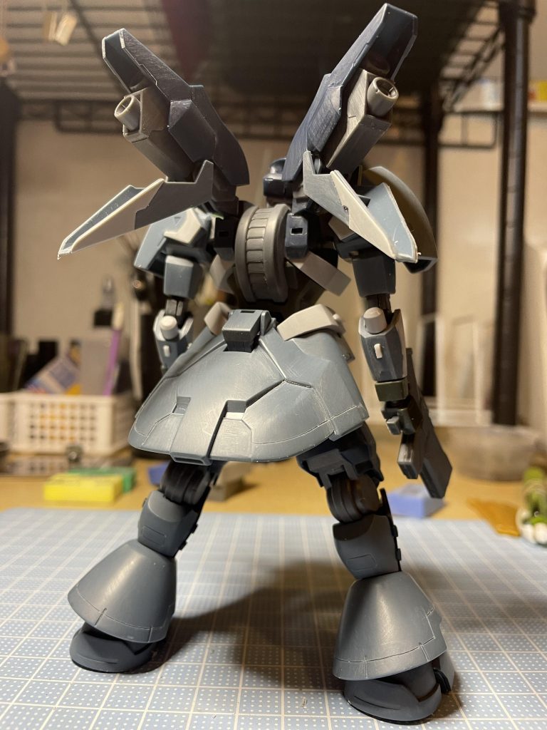 リアスカート、足元、凹凸のパーツにスジボリを追加。