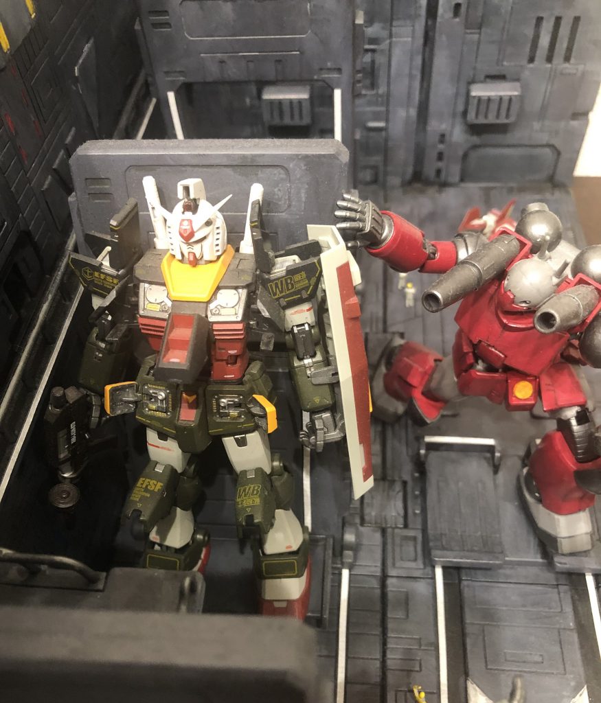 アムロ「ガンダムの整備、まだ終わらないんですか?」整備クルー「ガンダムは使いすぎだからなぁ〜時間かかるよ。もうちょっと大事にのってからよなぁ。」カイ「にひひひひ〜、アムロちゃん、お先〜😝」アムロ「もう、こんなときに!!」