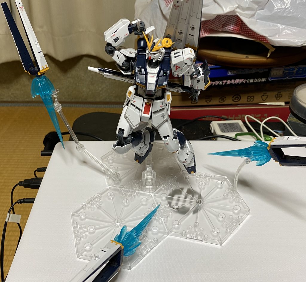 想定:ベテランが搭乗した場合ファンネルが複数方向を警戒している自身は相手の出方を見つつサーベルを構えるが一応ライフルも意識している