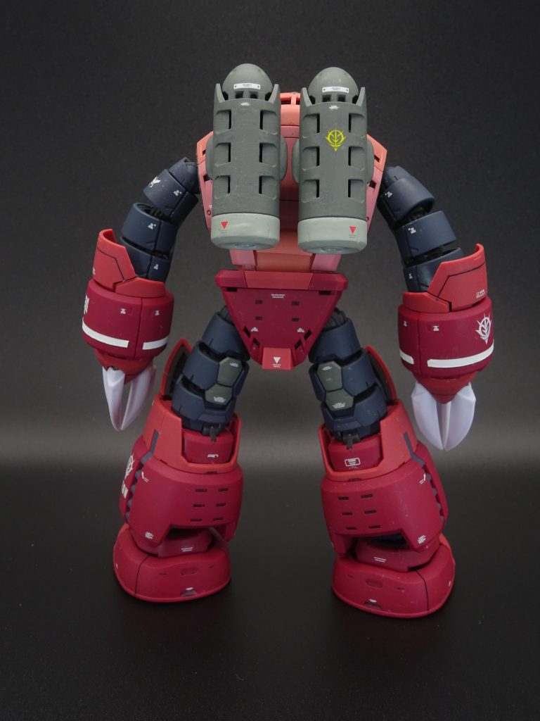 後ろ。腕と脚部の色が変わってるパーツをチョコっと部分塗装。動かした時に左ヒザ裏のデカールが剥がれたみたいです…。