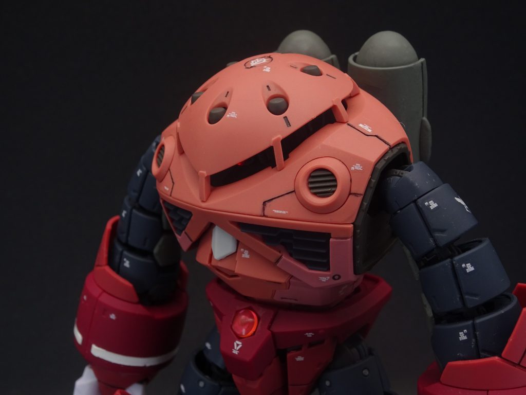 モノアイはいつものラインストーンに置換。腰のソナー(?)はHアイズを貼り付けただけのお手軽ディテールアップ。