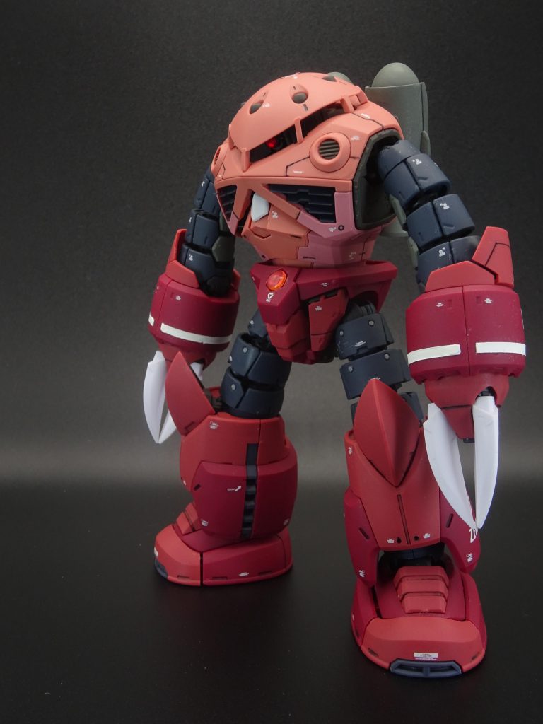 左斜め前。キット付属のリアリスティックデカールは使用せず、市販の水転写デカールを多めにトッピング。