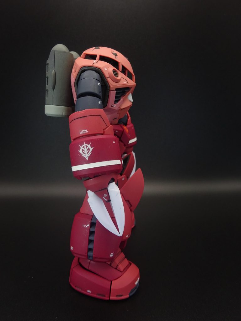 右側面。スジ彫り少々。