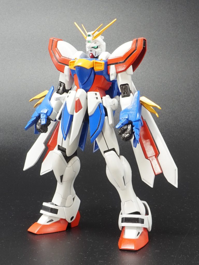 前面写真。腹部はパテで裏打ちし、削り込んで細身に見えるようにしています。また、フロントアーマーのセンター部分もパテで裏打ちし、削り込んで細く尖った形状になるようにしています。フロントアーマー全体も上へ移動して脚が長く見えるようにしています。アームカバーはハイディティールマニピュレーターのものだけしか作っていません…。