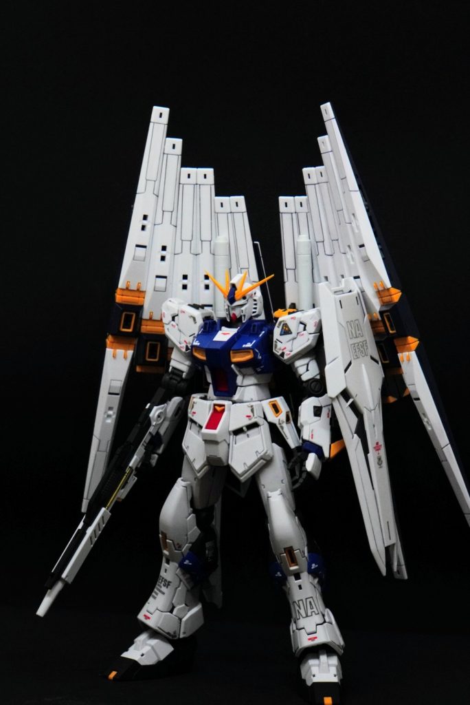 背中の追加したビームサーベルは某店でパーツのばら売りがされていたZZガンダムの物を流用しました。一応フィンファンネルも取り付けられるように接着してあります。