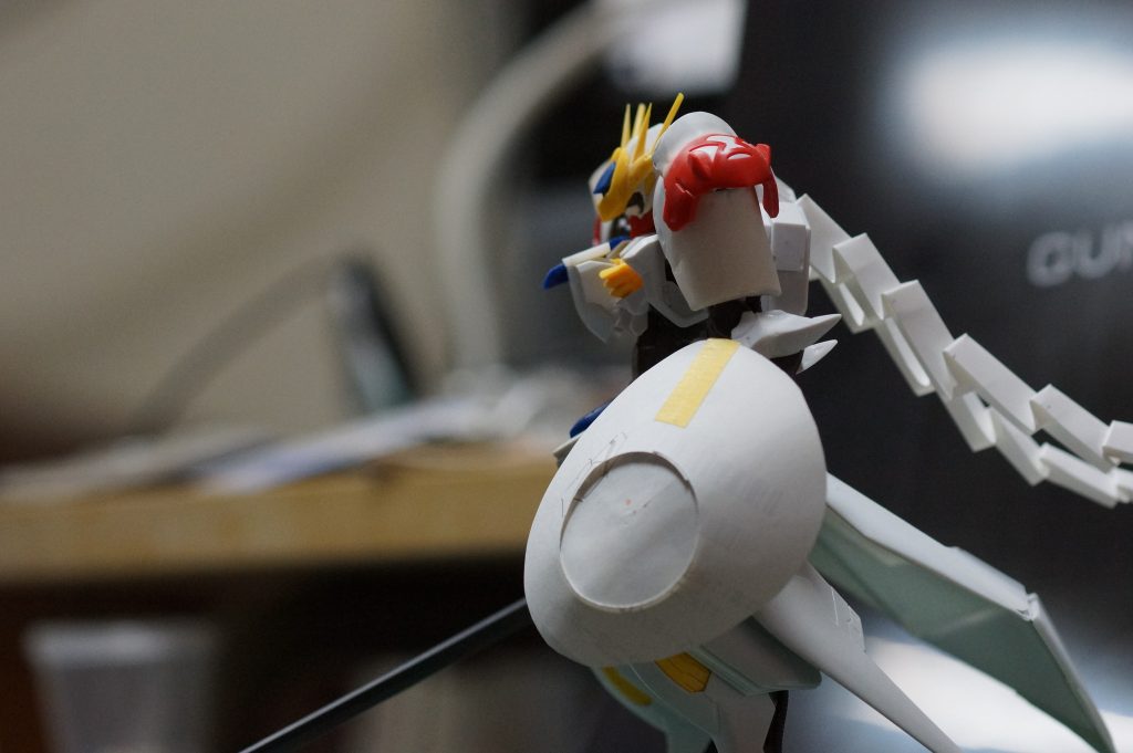 ラウンドっぽいシールド　紙で試作中歪な卵形がポイント