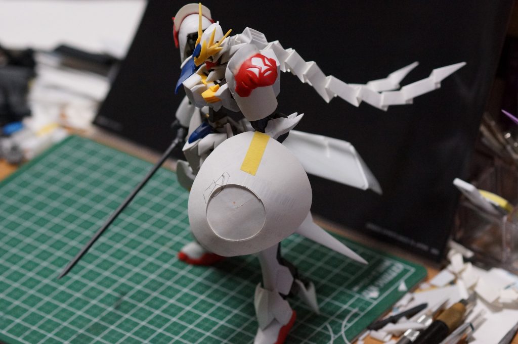 胸の青パーツが行方不明のため取り寄せようか、スクラッチしようか　背中のビラビラはプラペーパーを織り込んで作成　