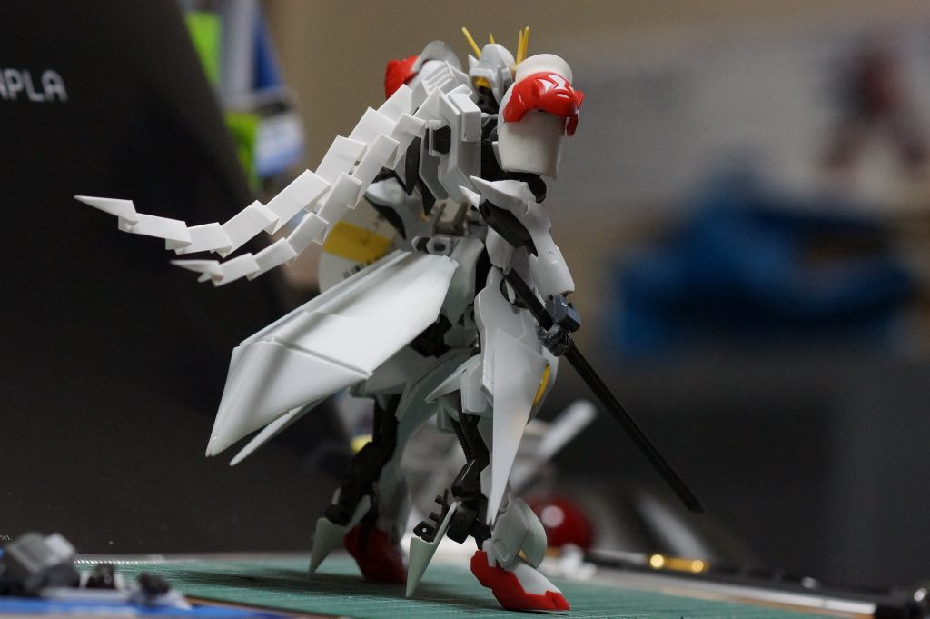 肩アーマーを延長、肘のとんがりが干渉したため切って角度変えて隙間を埋めて腰後ろのバインダーは可動式