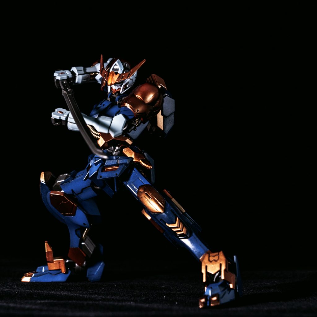 部品点数が少ないので、今回はパテ埋め・スジボリに初めて挑戦しました。個人的には胸・肩・膝の「電源マーク」が気にいらなかったので、そのあたりをパテ埋めして新しくスジボリ追加しました。