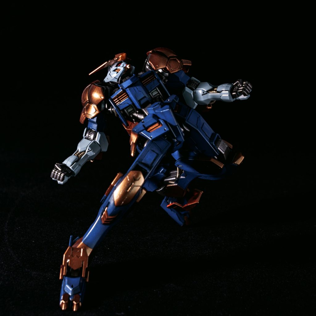 HGと言えどもこのバルバトス、ポージングの自由度が凄まじい。アクションベースを使わなくてもすごく躍動感のあるポーズがバシバシと決まります。楽しい。ただ、手のパーツは平手も欲しかった。（拳しかない）