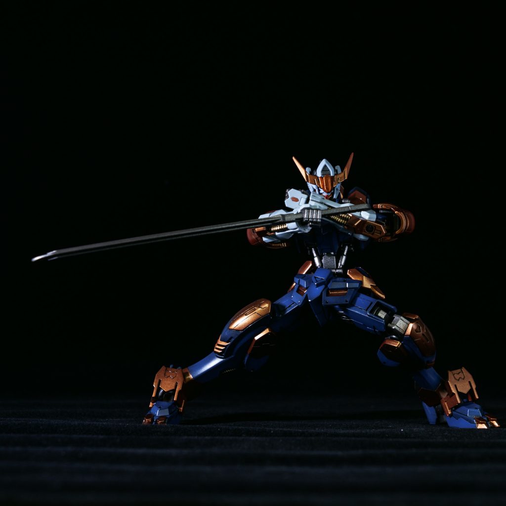 刀の逆手持ちが格好良い。