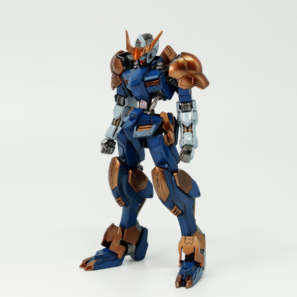 合わせ目消し、全体的なヤスリがけ　は少しサボりました。ただし、ヤスリがけはやっぱり大事だと後になって後悔しました。特に改造を施した箇所はもう少し念入りにヤスっとくべきでした。胸の上側にもスジボリ等で情報量増やせばよかった。等々すこし反省点もありましたが、楽しく製作しました。次は何作ろ。バルバトスつくったらグシオンか・・・？