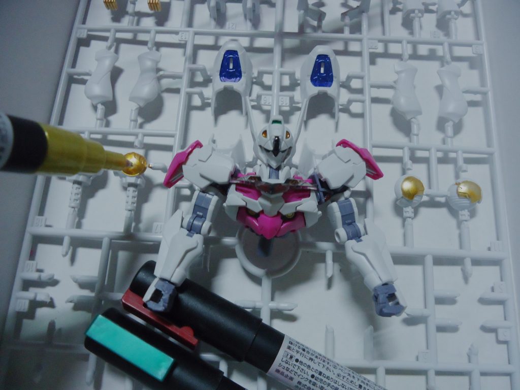 部分塗装はガンダムマーカーEXのメタリックカラーでピンポイント塗装を行っています。完全乾燥後にエアブラシ塗装でシャドー&中間色を吹いて成型色をハイライトとして仕上げています。素性の良さを感じてキットに興味を持って貰えたら幸いです。最後迄観覧頂きましてありがとうございました。