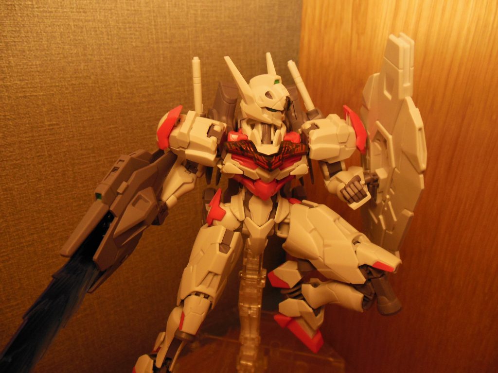 素組だとこういう感じです。クリアパーツの光沢がアクセントになっていてとても美しいです。半光沢トップコートをするときに、頭部のクリアパーツごと塗ってしまったのは失敗だったかもしれません。