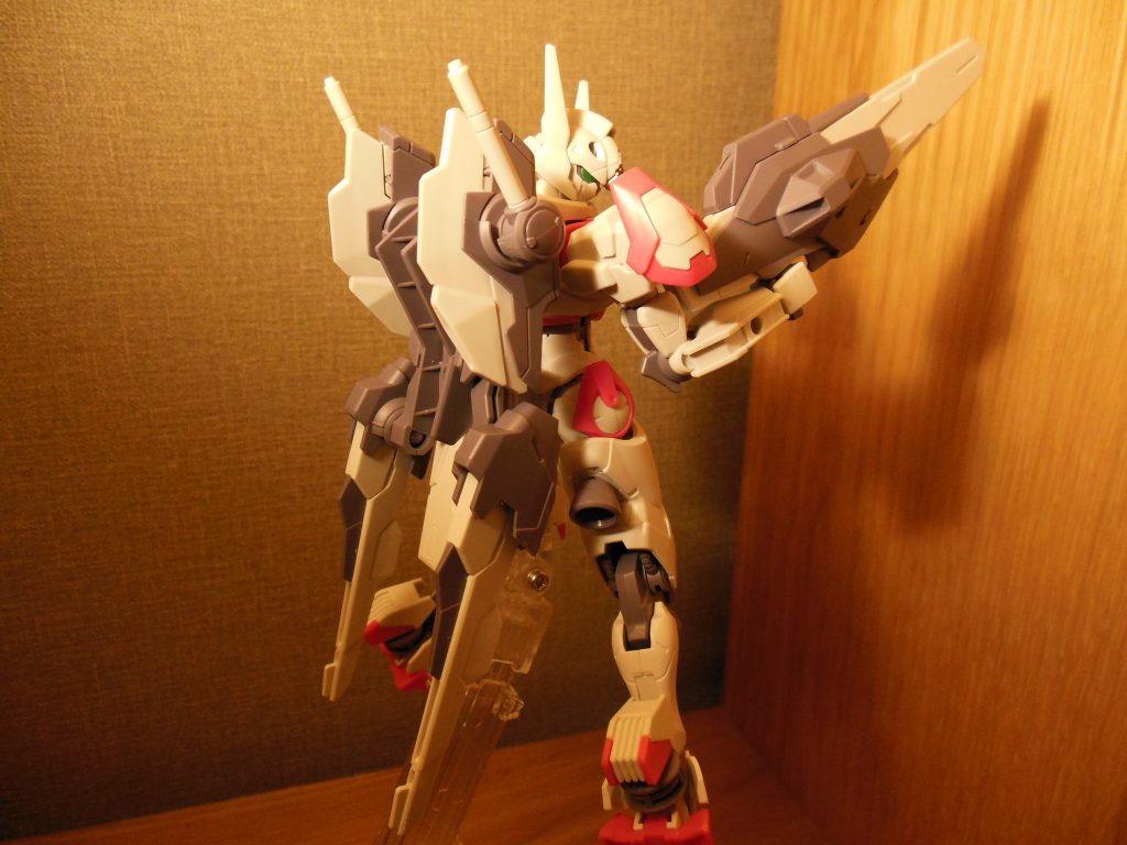 説明書にあった、この後ろ姿は印象的で、サマになります（後で見たらもっと足開いてた）。これで飾っても十分かっこいいですね。ここから部分塗装・トップコート・リアルタッチマーカーで成形色の雰囲気を壊さないように仕上げていきます。