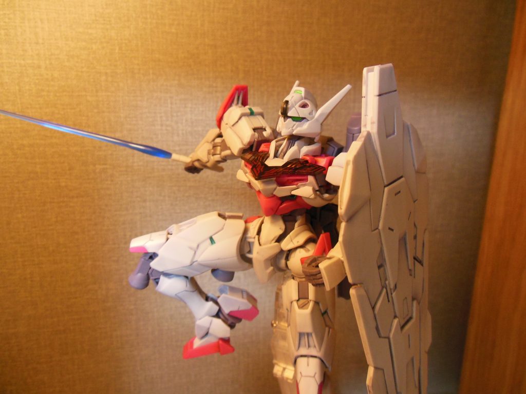 こうなりました。部分塗装はエメラルドを使用。リアルタッチマーカーでパーツ全体を塗り、乾かないうちにメラミンスポンジで擦ります。この方法だと、シンプルにスジに墨を流す方法よりも、より自然な陰影がつくような気がします。