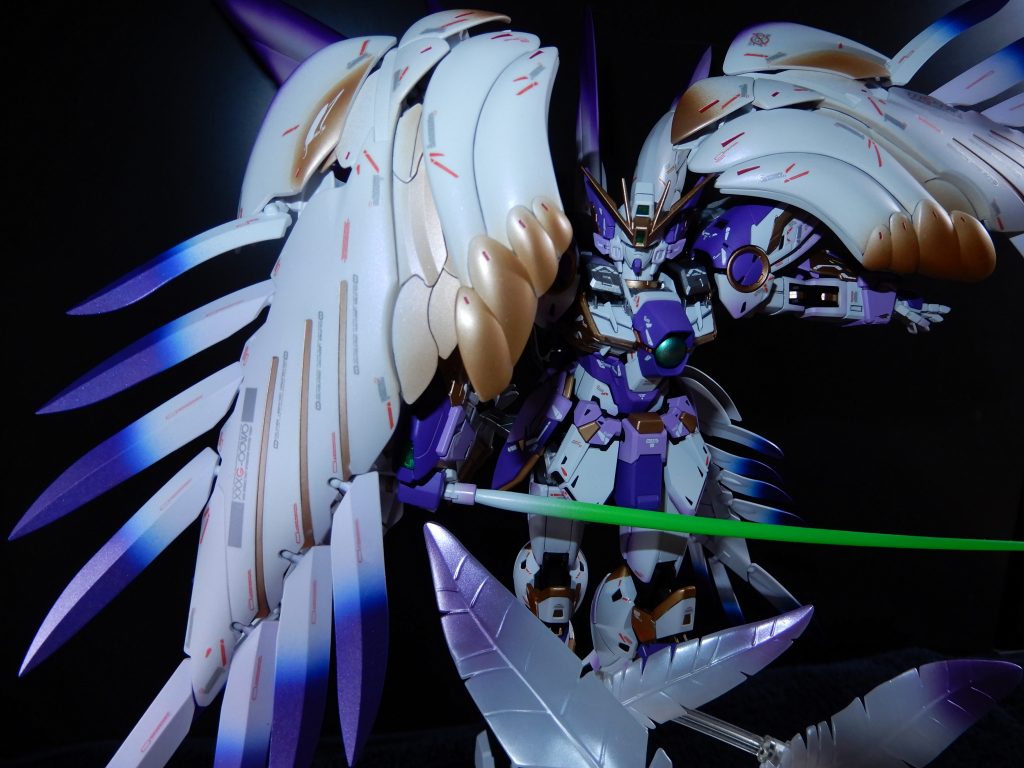 セラフィムは半透明の樹脂の質感を活かすため、アメジストパールを使用し羽先はメタリックパープルで仕上げました。