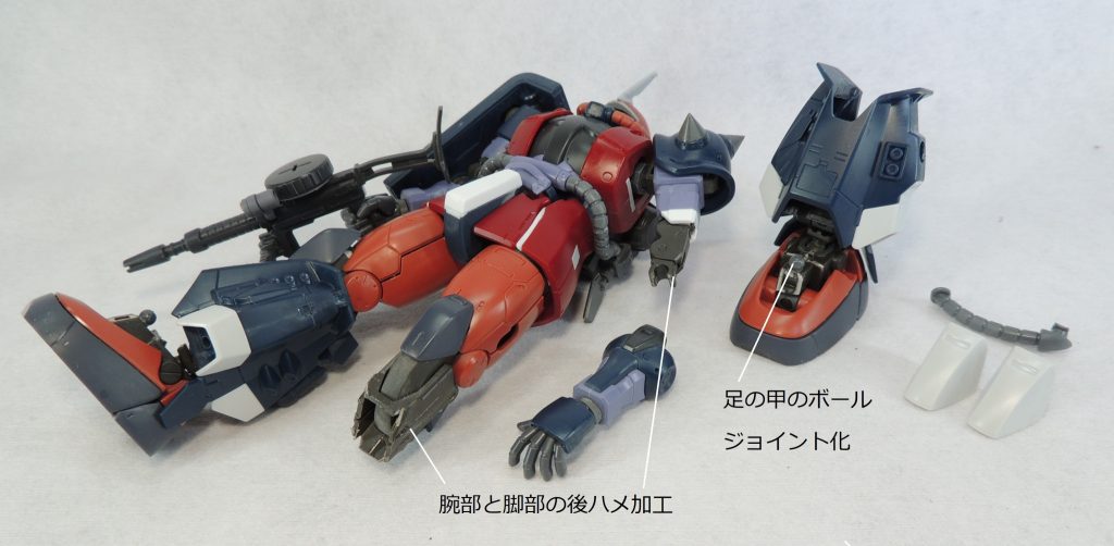 定番の後ハメ加工を脚部とヒジに行い、塗装作業がスムーズに行えるよう工夫しました。足の甲はボールジョイント接続で、立ち姿の時に足のラインがつながるよう改造しています。