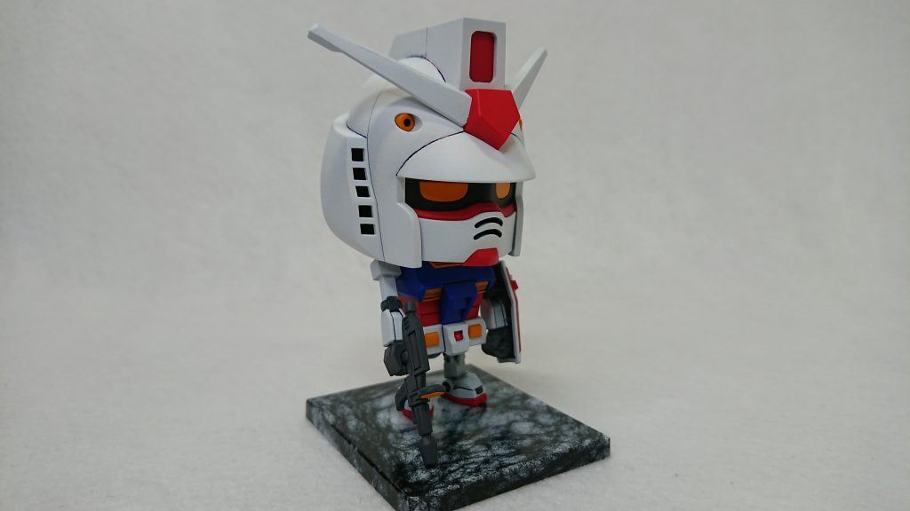 トリコロールカラーガンプラくん–3枚目/制作者：しらいし